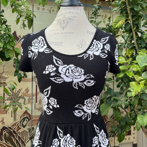 Dress - Picture 8 of 8